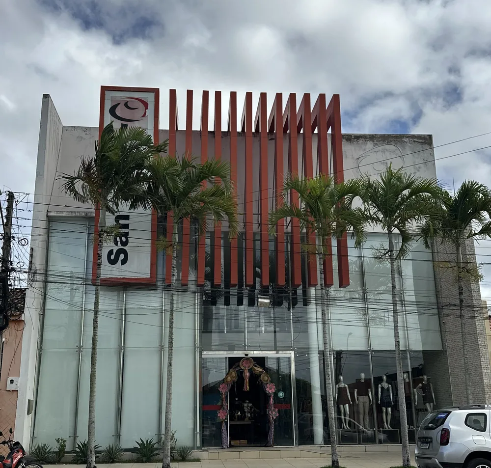 Fachada da Santana Center em Batalha